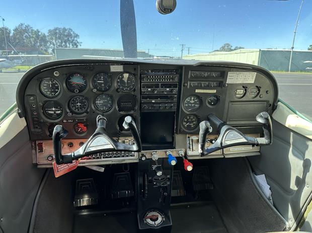 Cessna Aircraft Company 182M — image 3
