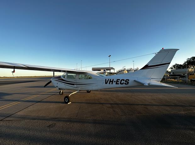 Cessna Aircraft Company 210L — image 2