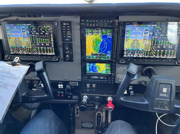 Cessna Aircraft Company P210N — image 4