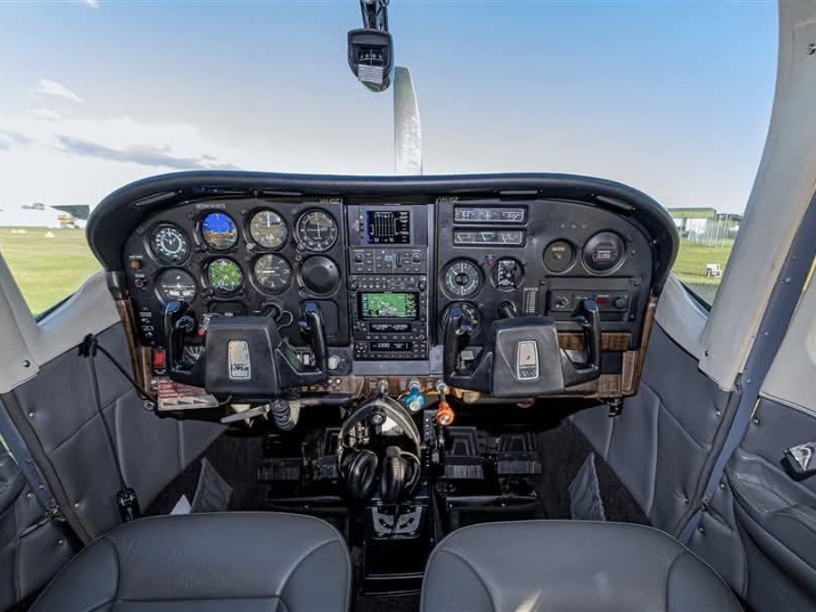 Cessna Aircraft Company 210L — image 1