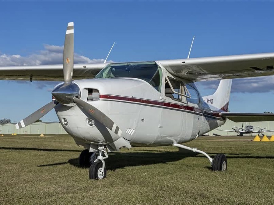 Cessna Aircraft Company 210L — image 3